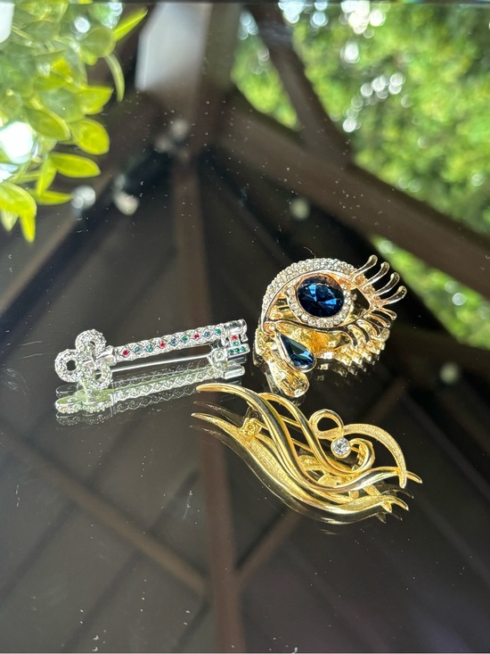 Jewelry - Brooch set of 3